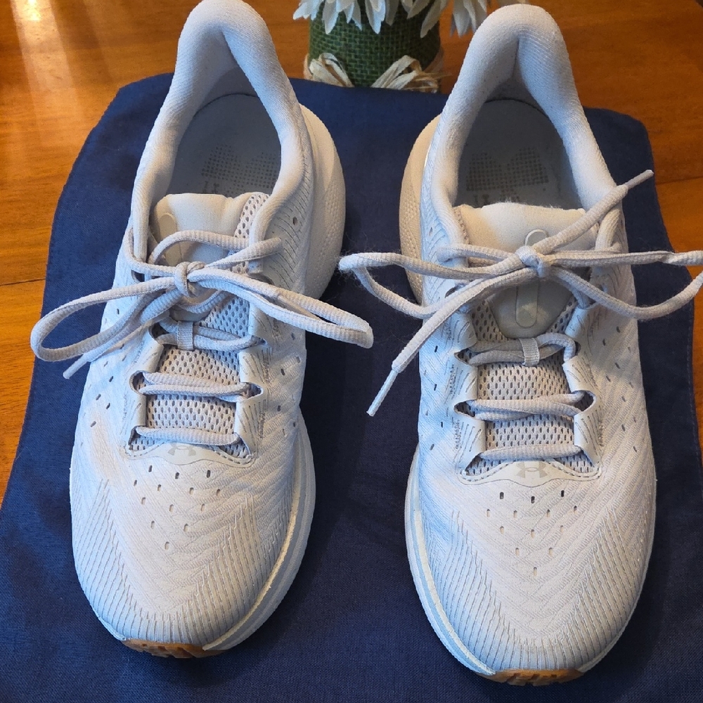 Under Armour Light Gray Athletic Shoe (Women's)